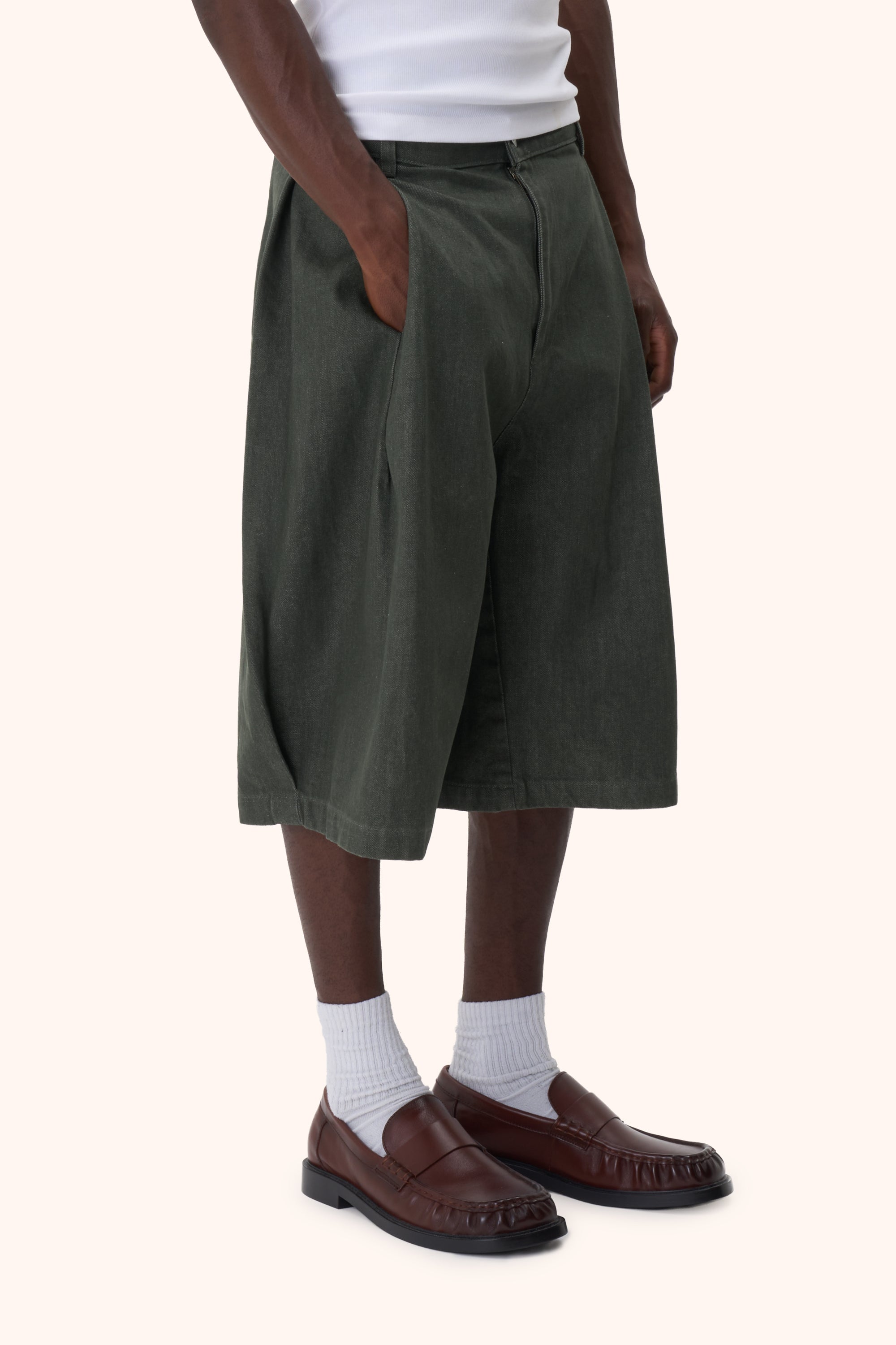 caption: Concealed front pockets