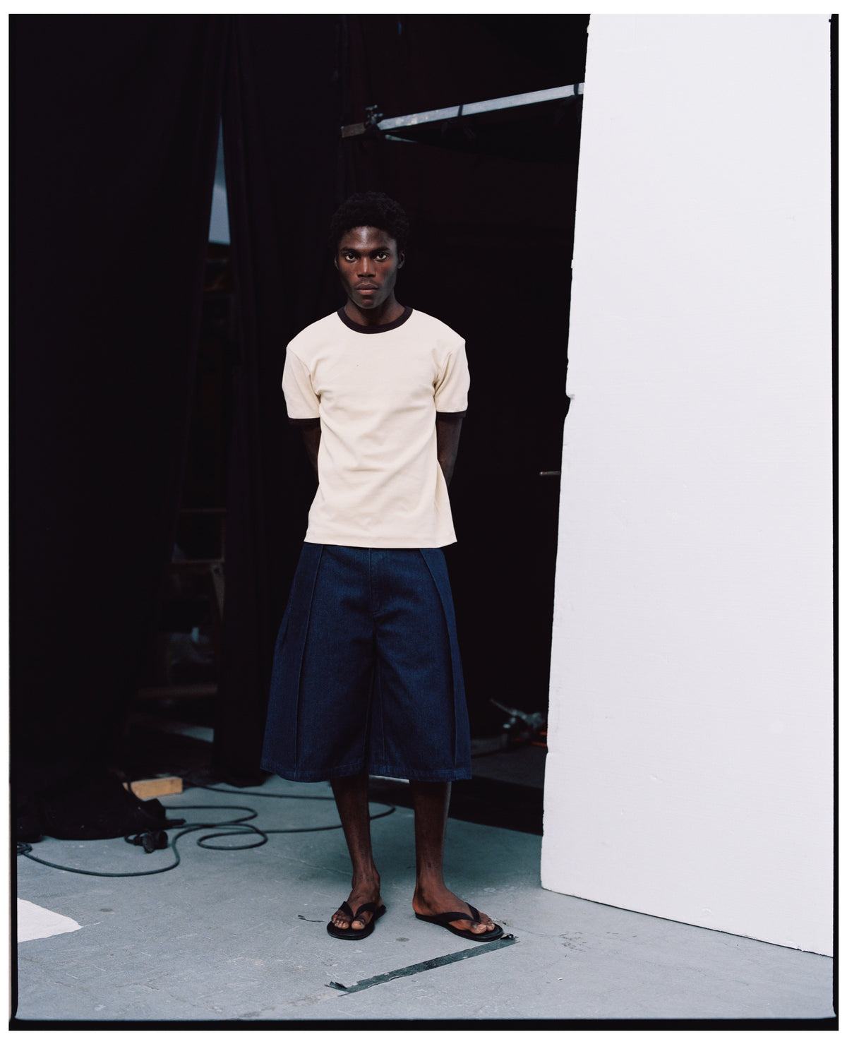 REAMO Denim lookbook – wide denim shorts with a cream T-shirt