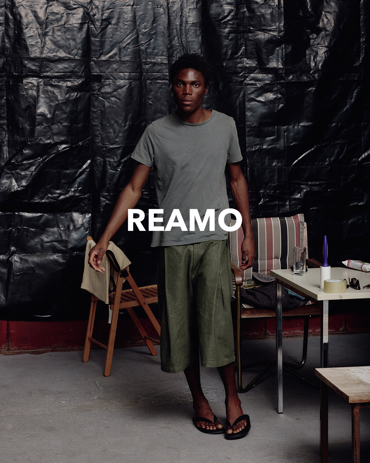 REAMO Denim lookbook – olive wide shorts with a grey T-shirt in the studio