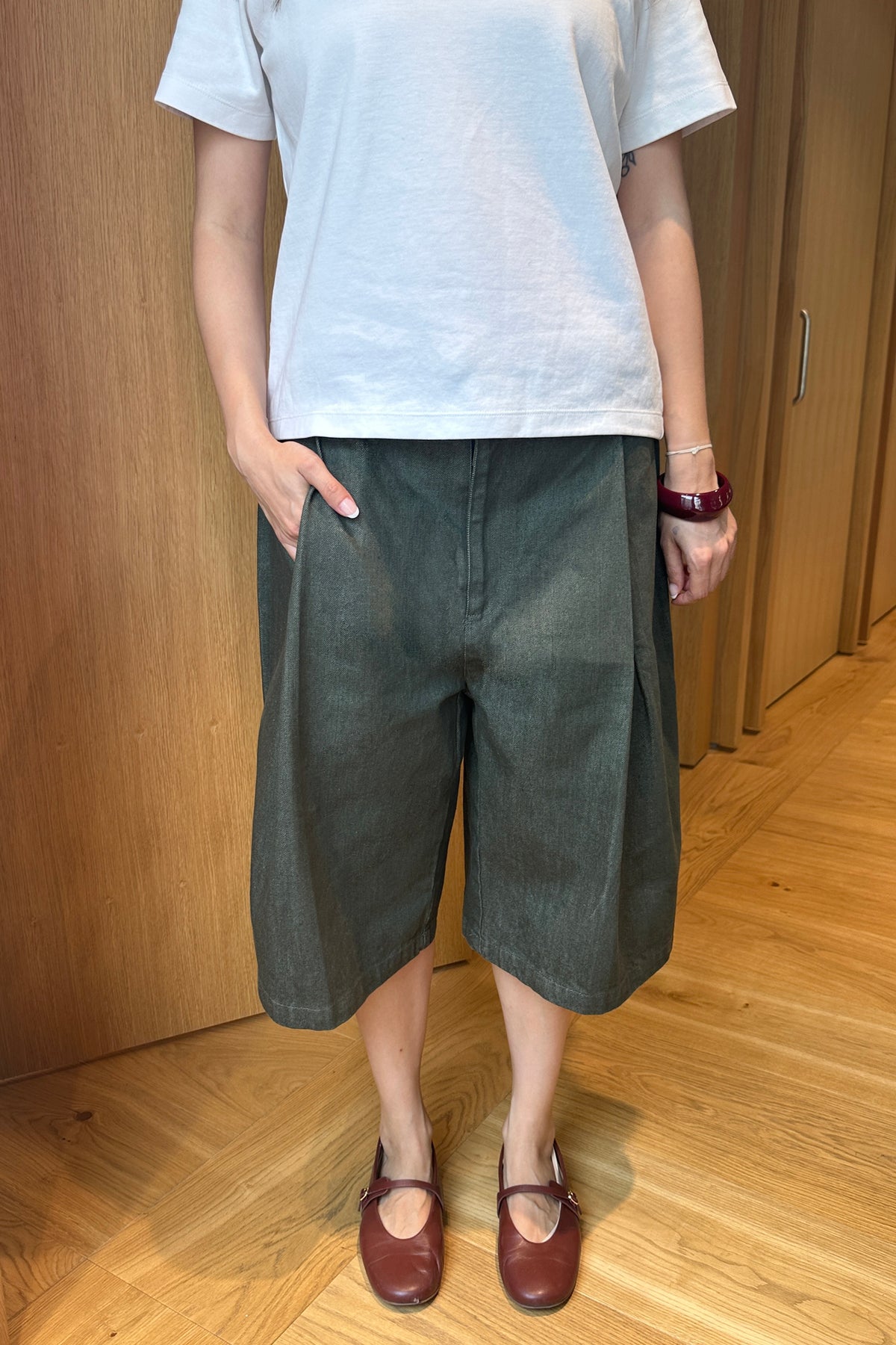 caption: Female 169cm & wears size S (30)